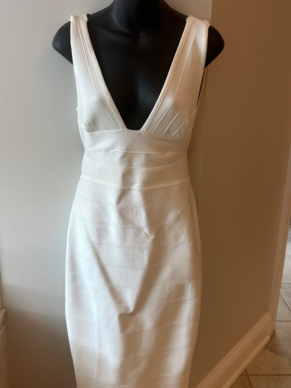 Herve Leger Elegant White V-Neck Sleeveless Dress - Picture 3 of 8
